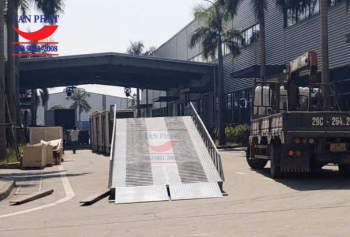 Mặt cầu sử dụng tôn nhám, kết hợp thép phi gân chống trượt, gia tăng độ bám khi xe nâng di chuyển trên cầu