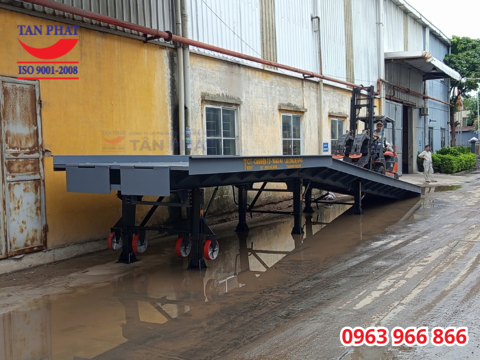 Cầu sử dụng kết cấu dầm U, I đúc, cho phép chịu tải 15 tấn, cùng hệ thống 3 cặp chân chống chịu lực, có khả năng nâng hạ kết hợp bánh xe di chuyển