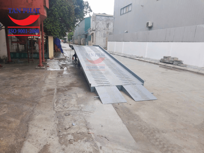 Mặt cầu sử dụng tôn nhám kết hợp với thép phi gân gia tăng tính ma sát, đảm bảo an toàn cho xe nâng di chuyển lên/xuống cầu