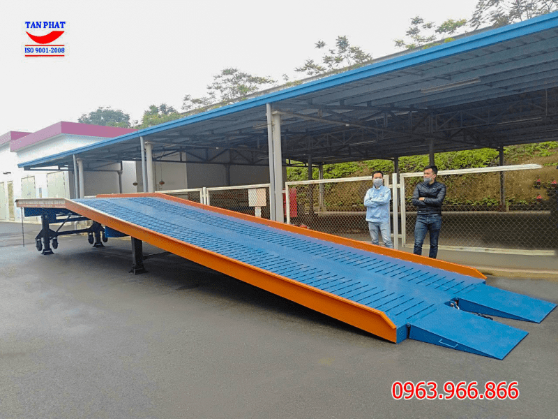 Cầu lên container 6 tấn cơ bản được bàn giao tại Phù Ninh, Phú Thọ