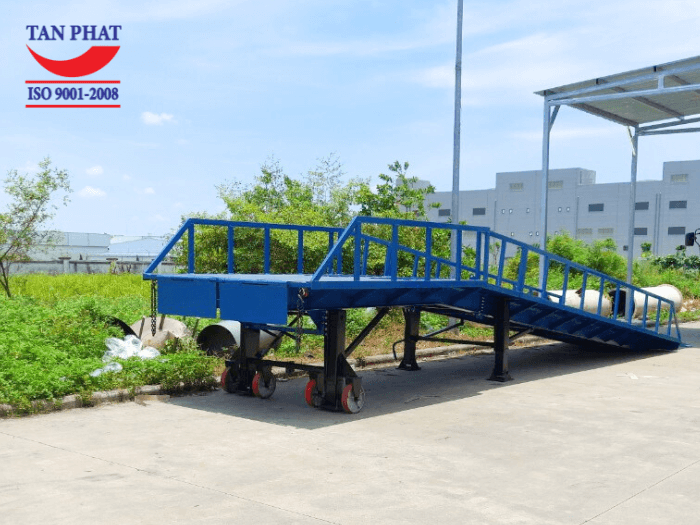 Sở hữu chân chống Fuwa nâng hạ và bánh xe PU di chuyển, mang đến giải pháp cầu xe nâng di động cho khách hàng