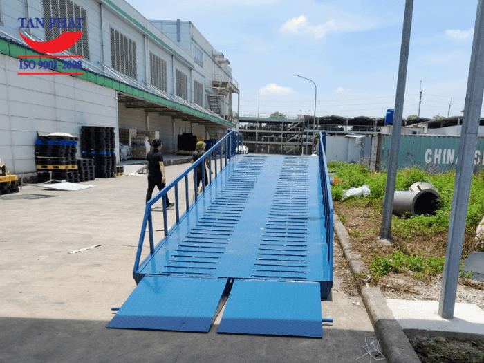 Mặt cầu sử dụng tôn nhám 4-5mm, gia tăng khả năng chống trượt với thép phi gân và thép vuông đặc