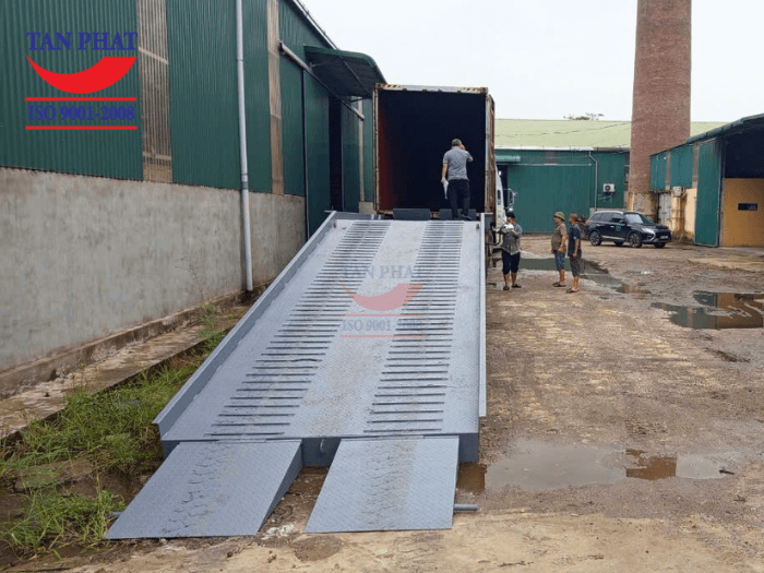 Mặt cầu sử dụng tôn nhám kết hợp thép phi gân chống trượt, đảm bảo an toàn trong quá trình sử dụng