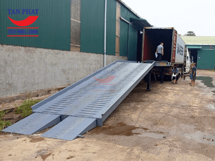 Hình ảnh thực tế cầu dẫn xe nâng lên container 8 tấn thiết kế đặc biệt bàn giao tại huyện Sóc Sơn, Hà Nội