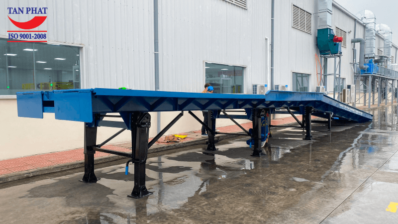 Đây là cầu đặc biệt được làm theo nhu cầu của khách hàng với chiều dài 17m, 3 cặp chân romooc và 1 cặp chân chống trợ lực