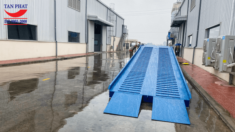 Cầu sử dụng mặt phi gân chống trượt, giúp đảm bảo cho xe nâng lên xuống cầu an toàn trong quá trình làm việc