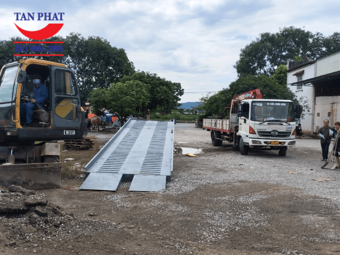 Mặt cầu chống trượt thép phi gân và thép vuông đặc