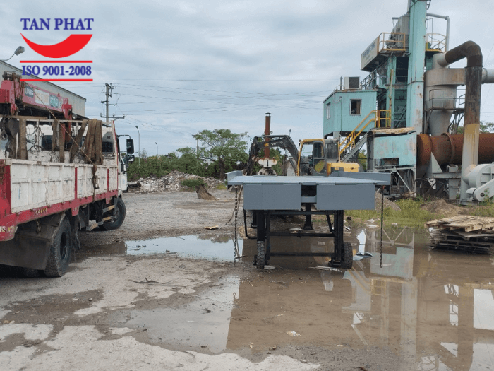 Cầu công có thiết kế tấm gá kết nối với thùng container