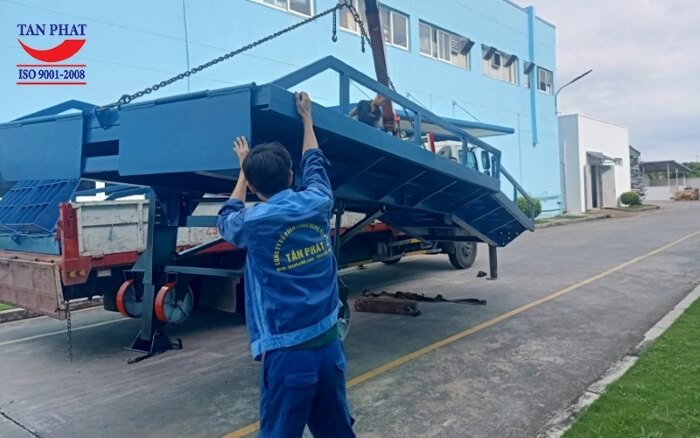 Cầu container được vận chuyển bằng xe cẩu và lắp đặt tại công trình của khách hàng ở TP. Hải Dương