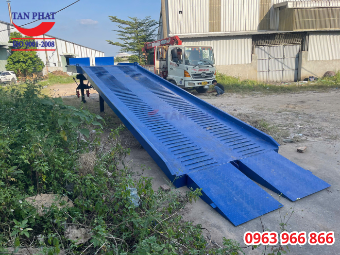 cầu lên xe cont 10 tấn 11m