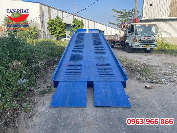 cầu lên xe cont 10 tấn 11m