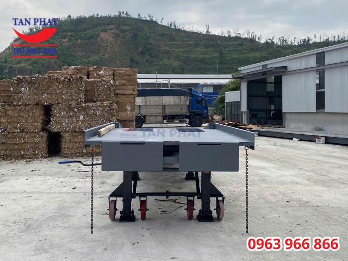 cầu lên xe cont 10 tấn 11m