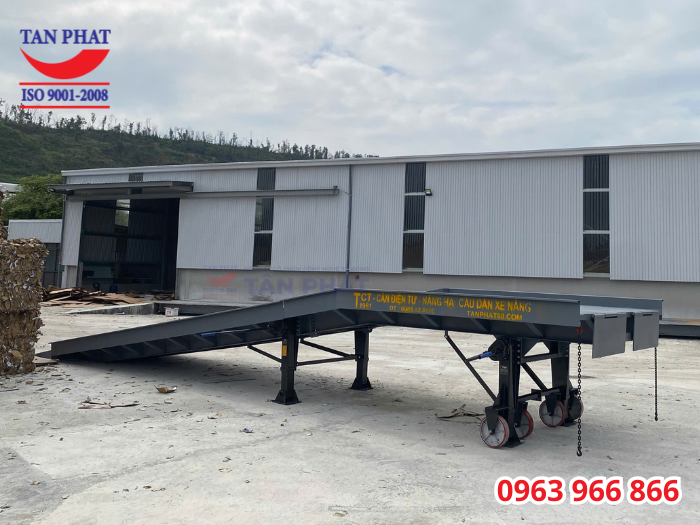 cầu lên xe cont 10 tấn 11m