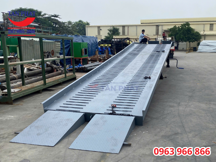 Cầu lên xe cont 10 tấn 13m giao tại Phú Thọ