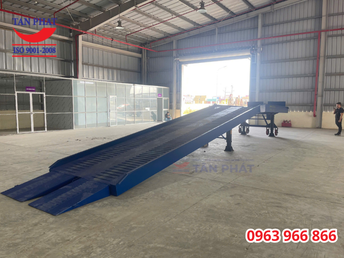 cầu lên xe cont 10 tấn 13x2.35m giao tại Hải An, Hải Phòng