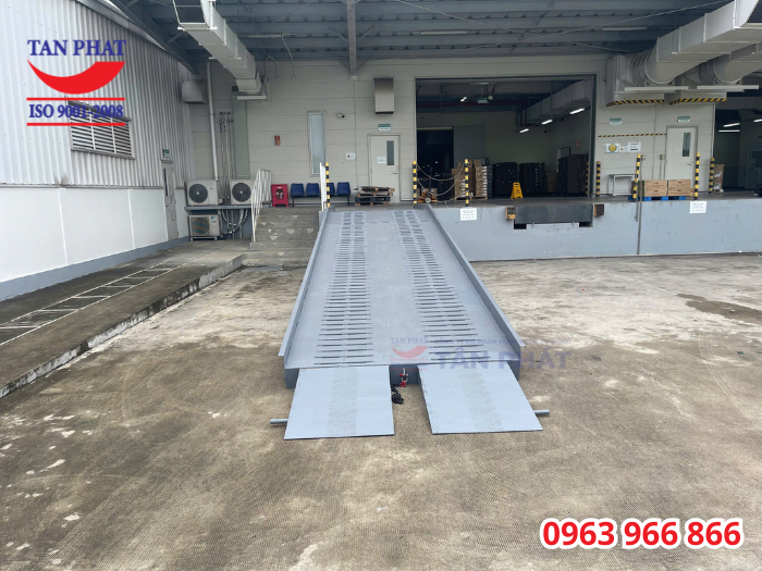 Mặt cầu chống trượt, phủ tôn nhám, kết hợp thép phi gân và thép vuông đặc gia tăng ma sát khi xe nâng di chuyển