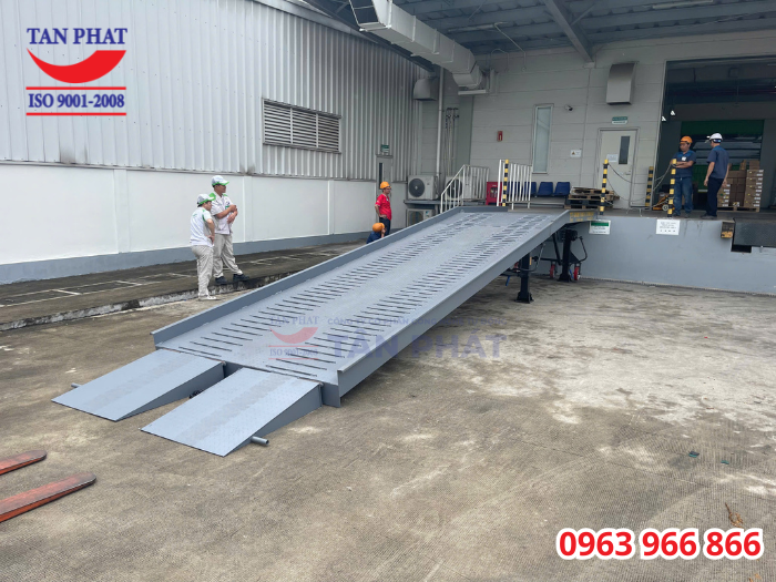 Cầu lên container 8 tấn, dài 11m do Tân Phát sản xuất và bàn giao hoàn thiện cho khách hàng tại Khu công nghệ cao Hòa Lạc, Hà Nội