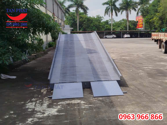 Mặt cầu sử dụng tôn nhám, gia tăng khả năng chống trượt với thép phi gân và thép vuông đặc