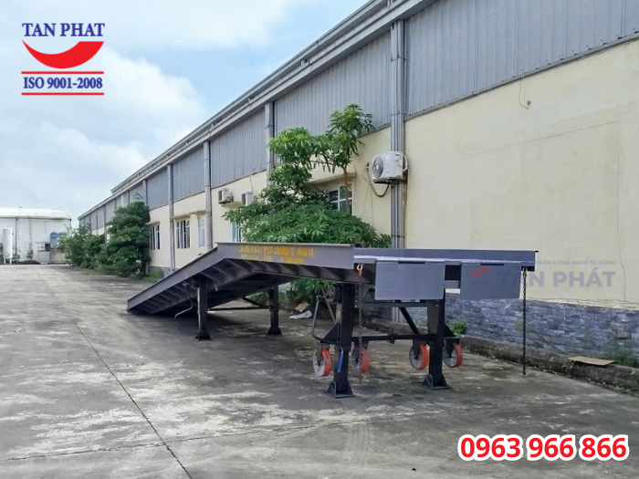 Cầu dẫn xe nâng lên container 8 tấn, kích thước 13x2.35m giao tại Vũ Thư, Thái Bình