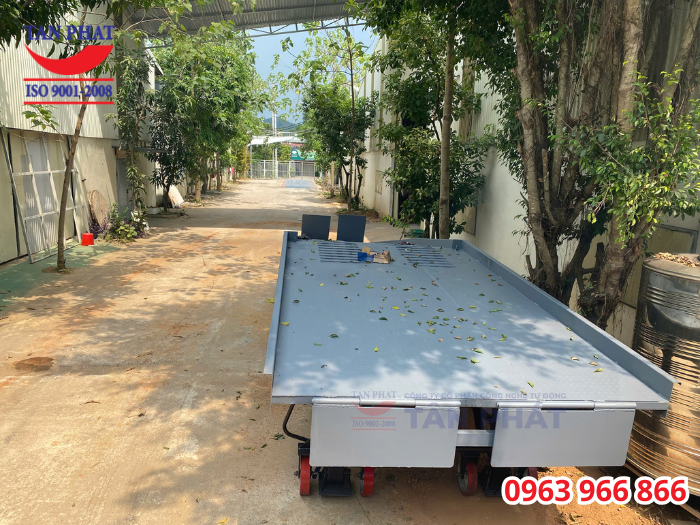Mặt bằng cầu đủ không gian cho xe nâng đỗ và di chuyển, bốc xếp hàng ra vào thùng container