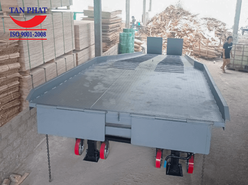 Cầu dẫn sử dụng hệ thống 4 chân Fuwa có khả năng điều chỉnh độ cao và 4 bánh xe PU giúp cầu di chuyển dễ dàng