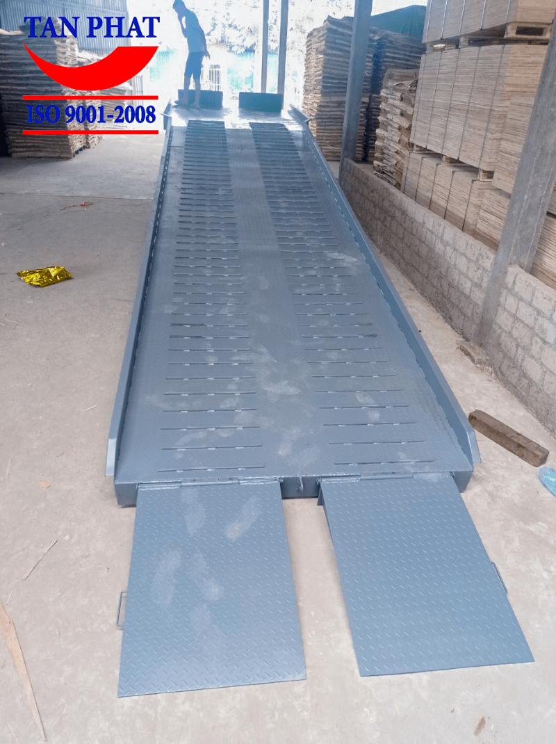 Mặt cầu sử dụng tôn nhám 4mm, gia tăng khả năng chống trượt bằng thép phi gân hàn chắc vào mặt cầu