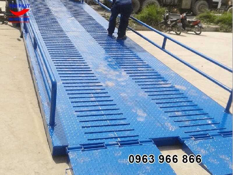 Cầu lên container một khúc là loại cầu ngắn, chiều dài 9m, thích hợp với những doanh nghiệp có diện tích bốc hàng nhỏ