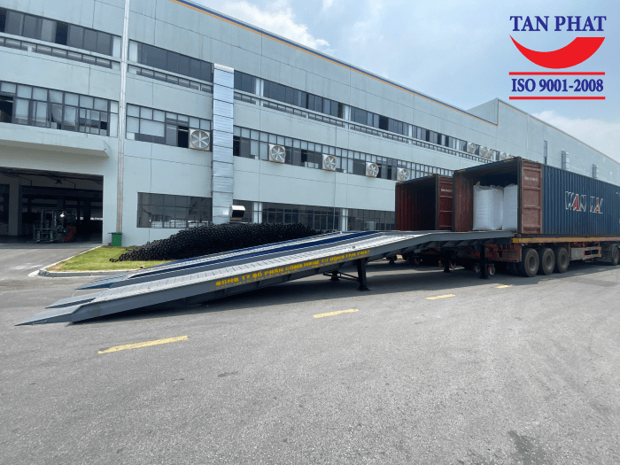 Giá cầu lên container tại Tân Phát tốt nhất thị trường