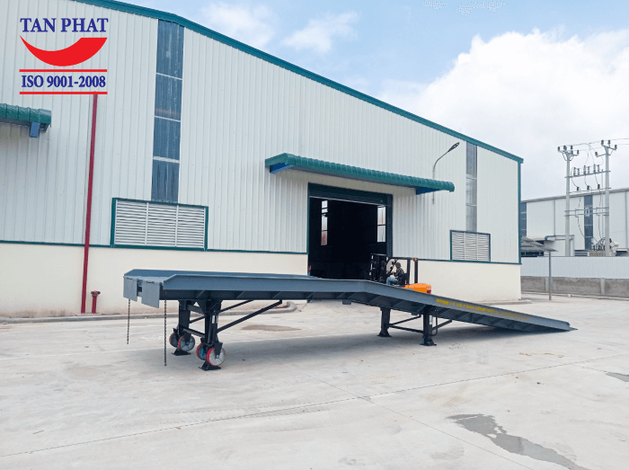 Cầu xe nâng lên container là thiết bị hỗ trợ xe nâng trong quá trình bốc xếp hàng trên thùng công