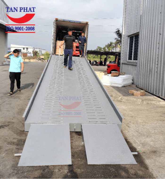 Mặt cầu sử dụng tôn nhám kết hợp thép phi gân gia tăng khả năng chống trượt