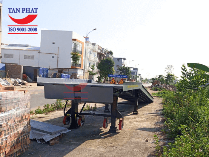 Cầu dẫn xe nâng có khả năng nâng hạ thay đổi chiều cao và khả năng di chuyển linh hoạt nhờ hệ thống chân chống Fuwa và bánh xe PU