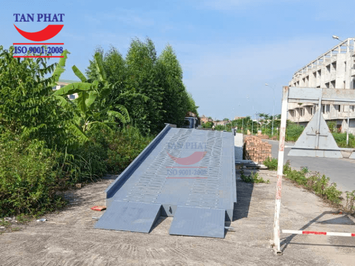 Mặt cầu chống trượt bằng tôn nhám kết hợp thép phi gân và thép vuông đặc