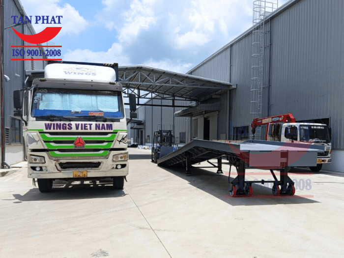 Cầu sử dụng chân chống Fuwa và bánh xe PU giúp di chuyển và nâng hạ linh hoạt