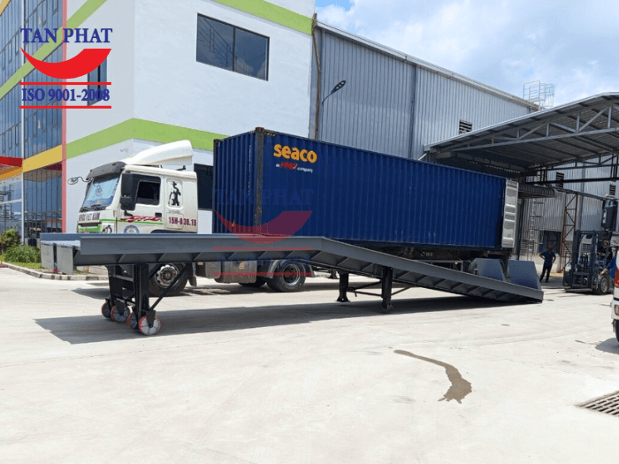 Kích thước tổng thể dài 13m, rộng 2.35m, chiều cao nâng hạ 1.35~1.65m