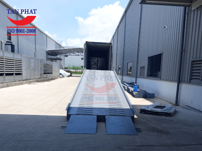 Mặt cầu chống trượt bằng tôn nhám, gia tăng ma sát bằng thép phi gân