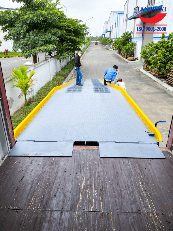 Mặt cầu sử dụng tôn nhám 5 ly kết hợp phi gân chống trượt