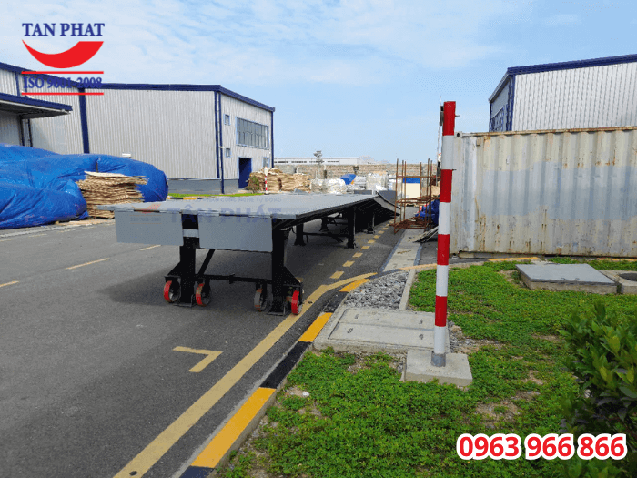 Cầu container 16m giao tại Quảng Ninh, sở hữu hệ thống chân chống và bánh xe giúp nâng hạ, di chuyển linh hoạt, tạo giải pháp cầu xe nâng di động cho khách hàng có nhu cầu