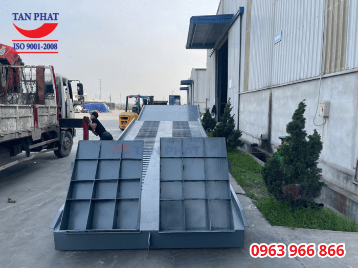 Cầu có tấm gá tiếp đất, chân chống Fuwa nâng hạ và bánh xe di chuyển, tạo thuận lợi cho người dùng trong quá trình sử dụng