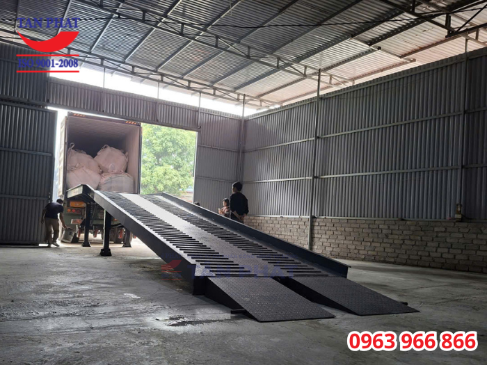 Cầu dẫn xe nâng 8 tấn, kích thước 11x2.35m giao tại Bắc Giang
