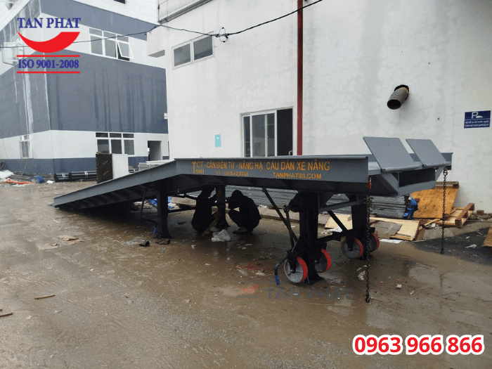 Sử dụng chân chống romooc và bánh xe PU, cầu xe nâng có khả năng nâng hạ và di chuyển linh hoạt