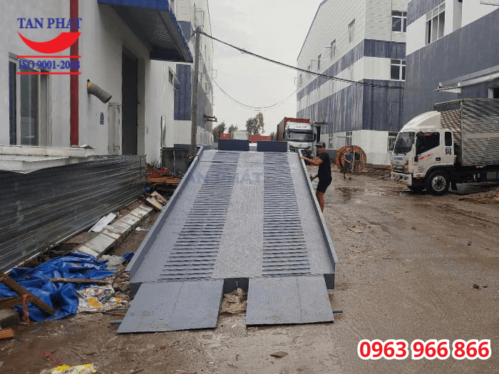 Mặt cầu chống trượt thép phi gân và thép vuông đặc