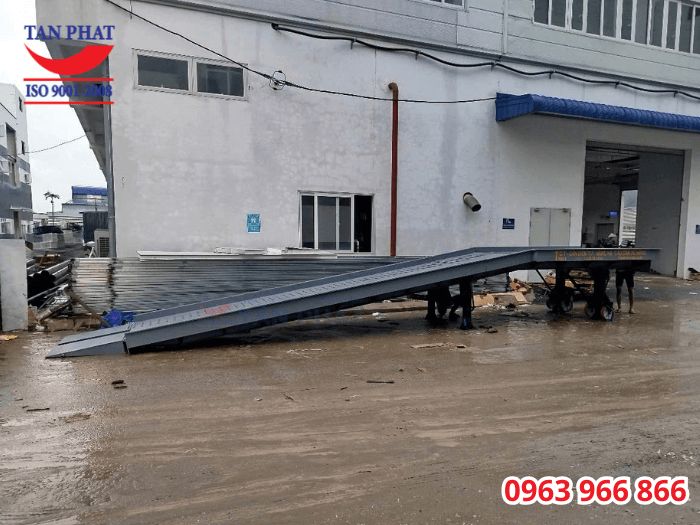 Cầu dẫn xe nâng lên container 8 tấn giao hoàn thiện tại Hải Dương