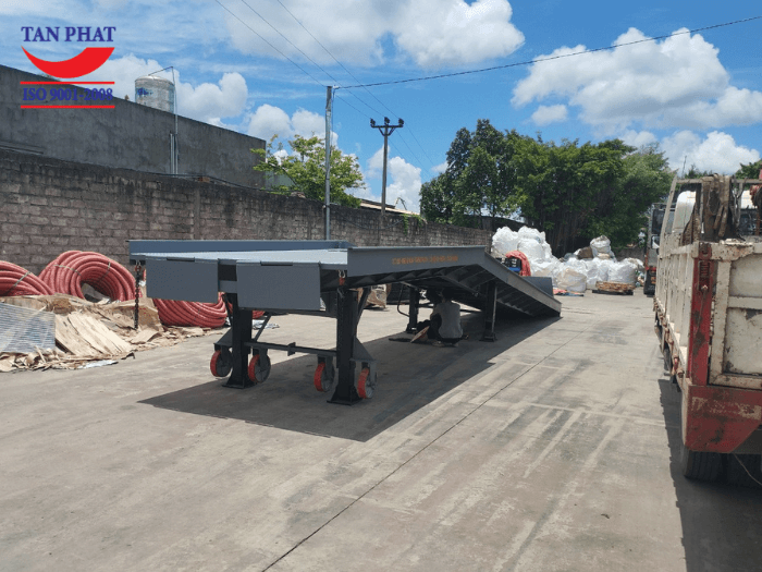 Cầu dẫn sử dụng 4 chân chống romooc Fuwa và 04 bánh xe PU