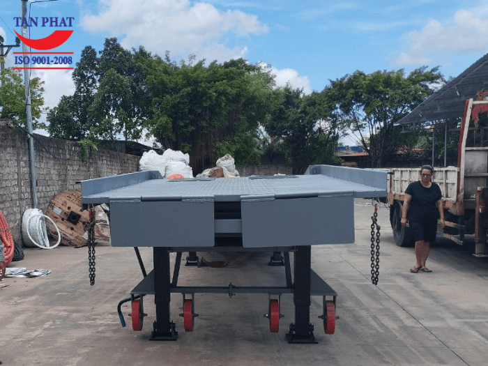 Tấm gá tiếp nối cầu công và thùng xe container chở hàng