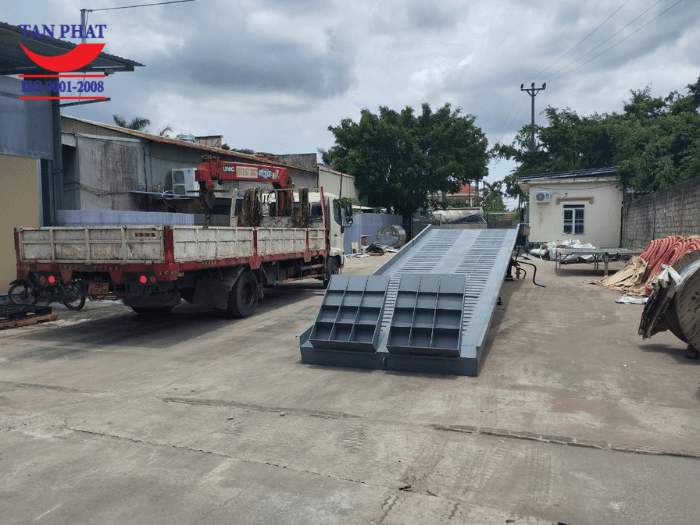 Mặt cầu thiết kế chống trượt bằng tôn nhám, kết hợp thép xoắn phi gân và thép vuông đặc