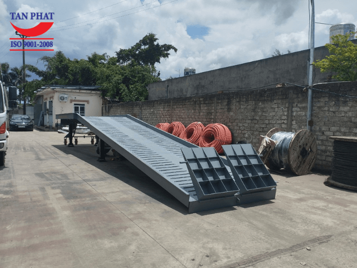 Cầu dẫn xe nâng lên container tải trọng 8 tấn, dài 13m do tân Phát bàn giao hoàn thiện tại TP. Hải Phòng