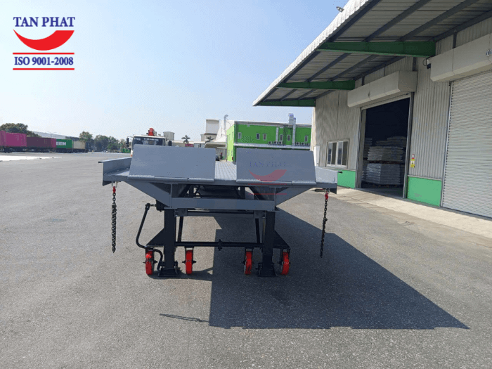 Cầu có 2 tấm gá kết nối với thùng container, cùng với hệ thống chân chống nâng hạ và bánh xe di chuyển linh hoạt