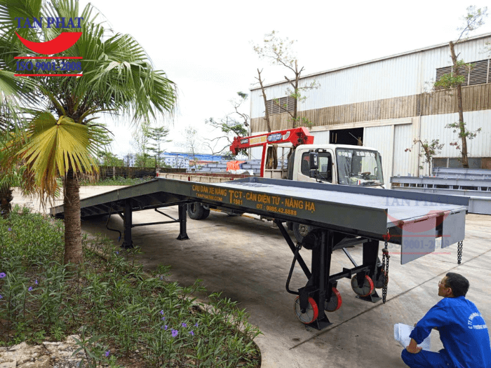 Cầu dẫn xe nâng lên container 8 tấn bàn giao tại huyện An Dương, TP. Hải Phòng