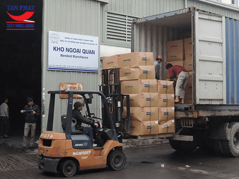 Bốc xếp hàng lên thùng cont bằng phương pháp thủ công truyền thống