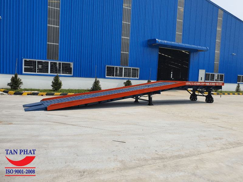 Cầu lên container được lắp đặt và bàn giao bởi Tân Phát